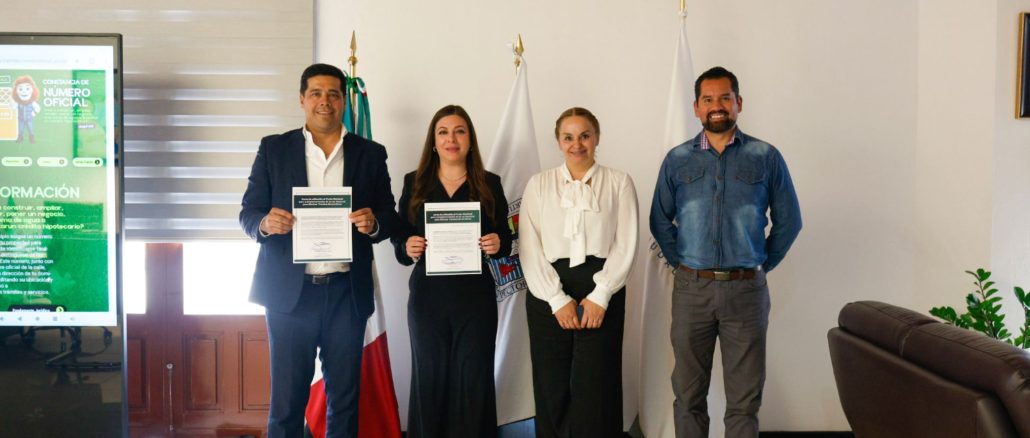 Firma Leo Montañez Carta de Adhesión al Pacto Nacional para eliminar trámites burocráticos
