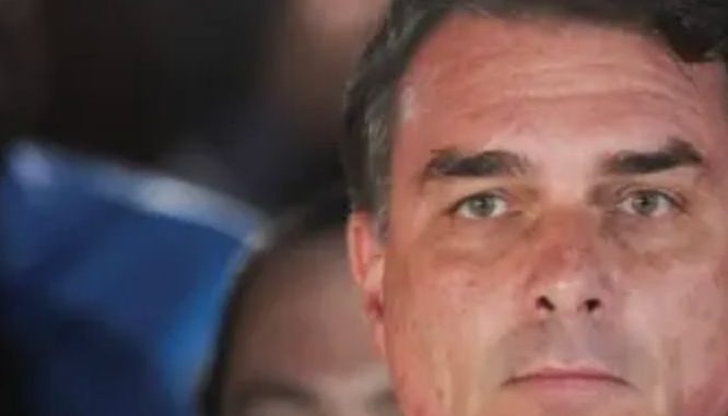 Flavio Bolsonaro se declara 'líder de Brasil' y habla de 'repugnante fraude electoral'