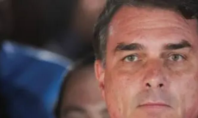 Flavio Bolsonaro se declara 'líder de Brasil' y habla de 'repugnante fraude electoral'