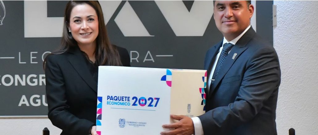 PRESUPUESTO 2027 FORTALECE SEGURIDAD, SALUD, EDUCACIÓN, MOVILIDAD Y OBRA PÚBLICA, SIN NUEVOS IMPUESTOS * La gobernadora Tere Jiménez entregó el Paquete Económico 2027 al Congreso del Estado; contempla un presupuesto de 44 mil 395 millones de pesos * El 59 por ciento se destinará a sectores prioritarios que benefician a las familias de Aguascalientes * También prevé fortalecer la competitividad, consolidar la seguridad y dar continuidad a los programas que promueven el desarrollo social En cumplimiento a lo que establece la ley, la gobernadora de Aguascalientes, Tere Jiménez, entregó al H. Congreso del Estado el Paquete Económico 2027, que contempla un presupuesto de egresos de 44 mil 395 millones de pesos, que representa un incremento de 9.3 por ciento con respecto al ejercicio 2026. “Ponemos a su consideración esta propuesta, con la certeza de que las decisiones públicas estarán a la altura del talento, los sueños y las aspiraciones de quienes confían en nosotros. Es lo que la gente espera y así responderemos”, les dijo la gobernadora a las y los diputados de la LXVI Legislatura. Destacó que el proyecto de Ley de Ingresos y Presupuesto de Egresos 2027 no contempla la creación de nuevos impuestos y establece prioridades para impulsar el desarrollo integral del estado, fortalecer la competitividad, consolidar la seguridad y dar continuidad a los programas que benefician a las familias de Aguascalientes, especialmente a mujeres, niñas, niños, jóvenes, adultos mayores y personas con discapacidad. Precisó que el 59 por ciento del presupuesto se destinará a sectores prioritarios como educación, movilidad, salud, seguridad y obra pública. Tere Jiménez detalló que en educación se proyectan 14 mil 471 millones de pesos, mil 275 millones más que en 2026, para fortalecer la calidad educativa y ampliar las oportunidades de formación con una visión global. Destacó que con los avances que se tienen en este rubro, Aguascalientes será el primer estado del país con cobertura del 100 por ciento en bachillerato. Para salud se contemplan 5 mil 324 millones de pesos, un aumento de 263 millones respecto al presupuesto de este año. De ese monto, mil 16 millones se destinarán al abasto de medicamentos, insumos médicos y otros servicios, mientras que 90 millones de pesos reforzarán el Seguro Popular Aguascalientes. Subrayó que del año 2022 al año 2027, el presupuesto destinado a salud ha aumentado 34.9 por ciento, la mayor parte proveniente de recurso estatal. En movilidad, dijo que se propone un crecimiento en el presupuesto de 56.4 por ciento, para llegar a 850 millones de pesos, 306 millones más que en 2026 para consolidar un sistema de transporte público más moderno y eficiente, con nuevas unidades mejor equipadas y más rutas. En materia de seguridad y justicia, se propone una asignación de 4 mil 56 millones de pesos, más de 227 millones adicionales respecto al ejercicio anterior. Estos recursos permitirán fortalecer las corporaciones policiales con mayor tecnología, nuevas patrullas y más policías. Para obra pública se plantea un presupuesto de mil 497 millones de pesos; al desarrollo económico y agropecuario se destinarán 918 millones, y para desarrollo social se prevén mil 35 millones de pesos. Además, los municipios recibirán 7 mil 485 millones de pesos, un 10.7 por ciento más que este año. Respecto a la Ley de Ingresos, Tere Jiménez explicó que la propuesta contempla una actualización general del 3 por ciento en importes y tarifas, conforme a la inflación prevista por el Banco de México, así como la homologación de la tasa del impuesto sobre la nómina con la media nacional. “Contamos con una planeación presupuestal orientada a seguir generando mejores oportunidades para la gente. Aguascalientes está en marcha. La continuidad de su desarrollo exige que cada Poder ejerza sus atribuciones con visión de Estado y que el diálogo se convierta en soluciones”, concluyó. A nombre del Congreso del Estado, el diputado Emanuelle Sánchez Nájera, presidente de la Mesa Directiva, recibió de manos de la gobernadora la propuesta de Ley de Ingresos y Presupuesto de Egresos 2027, la cual, dijo, será analizada minuciosamente para tomar las mejores decisiones a favor de la población. “Hoy, recibimos este paquete económico, estamos muy satisfechos con el papel que nos ha tocado desempeñar, que es el de ayudar a que las políticas públicas que de ahí han emanado, se consoliden y permitan que el día de hoy Aguascalientes mantenga un estado de vanguardia, mantenga un estatus de seguridad, mantenga un estatus de salud pública privilegiada y que mantenga un nivel de educación como en muy pocas partes del país; desde el Congreso seguiremos apoyando estos proyectos”, indicó. Por su parte, la diputada Laura Ponce, presidenta de la Comisión de Vigilancia del H. Congreso del Estado, reconoció el compromiso de la gobernadora con el desarrollo de Aguascalientes y reiteró la disposición del Poder Legislativo para mantener un diálogo institucional, respetuoso y constructivo. Dijo que el Congreso del Estado realizará el análisis del Paquete Económico 2027, privilegiando el interés público, la responsabilidad financiera y las necesidades de la sociedad. “Hoy, recibimos el Paquete Económico para el Ejercicio Fiscal 2027, un documento de gran importancia para el presente y el futuro de nuestro estado, porque detrás de cada cifra, de cada partida presupuestal y de cada propuesta de inversión, existen necesidades, expectativas y oportunidades para las familias de Aguascalientes”, finalizó. Posteriormente, la gobernadora Tere Jiménez atendió puntualmente cada una de las inquietudes, propuestas y comentarios que las y los integrantes de la LXVI Legislatura le plantearon con respecto al presupuesto del próximo año.