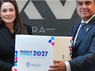 PRESUPUESTO 2027 FORTALECE SEGURIDAD, SALUD, EDUCACIÓN, MOVILIDAD Y OBRA PÚBLICA, SIN NUEVOS IMPUESTOS * La gobernadora Tere Jiménez entregó el Paquete Económico 2027 al Congreso del Estado; contempla un presupuesto de 44 mil 395 millones de pesos * El 59 por ciento se destinará a sectores prioritarios que benefician a las familias de Aguascalientes * También prevé fortalecer la competitividad, consolidar la seguridad y dar continuidad a los programas que promueven el desarrollo social En cumplimiento a lo que establece la ley, la gobernadora de Aguascalientes, Tere Jiménez, entregó al H. Congreso del Estado el Paquete Económico 2027, que contempla un presupuesto de egresos de 44 mil 395 millones de pesos, que representa un incremento de 9.3 por ciento con respecto al ejercicio 2026. “Ponemos a su consideración esta propuesta, con la certeza de que las decisiones públicas estarán a la altura del talento, los sueños y las aspiraciones de quienes confían en nosotros. Es lo que la gente espera y así responderemos”, les dijo la gobernadora a las y los diputados de la LXVI Legislatura. Destacó que el proyecto de Ley de Ingresos y Presupuesto de Egresos 2027 no contempla la creación de nuevos impuestos y establece prioridades para impulsar el desarrollo integral del estado, fortalecer la competitividad, consolidar la seguridad y dar continuidad a los programas que benefician a las familias de Aguascalientes, especialmente a mujeres, niñas, niños, jóvenes, adultos mayores y personas con discapacidad. Precisó que el 59 por ciento del presupuesto se destinará a sectores prioritarios como educación, movilidad, salud, seguridad y obra pública. Tere Jiménez detalló que en educación se proyectan 14 mil 471 millones de pesos, mil 275 millones más que en 2026, para fortalecer la calidad educativa y ampliar las oportunidades de formación con una visión global. Destacó que con los avances que se tienen en este rubro, Aguascalientes será el primer estado del país con cobertura del 100 por ciento en bachillerato. Para salud se contemplan 5 mil 324 millones de pesos, un aumento de 263 millones respecto al presupuesto de este año. De ese monto, mil 16 millones se destinarán al abasto de medicamentos, insumos médicos y otros servicios, mientras que 90 millones de pesos reforzarán el Seguro Popular Aguascalientes. Subrayó que del año 2022 al año 2027, el presupuesto destinado a salud ha aumentado 34.9 por ciento, la mayor parte proveniente de recurso estatal. En movilidad, dijo que se propone un crecimiento en el presupuesto de 56.4 por ciento, para llegar a 850 millones de pesos, 306 millones más que en 2026 para consolidar un sistema de transporte público más moderno y eficiente, con nuevas unidades mejor equipadas y más rutas. En materia de seguridad y justicia, se propone una asignación de 4 mil 56 millones de pesos, más de 227 millones adicionales respecto al ejercicio anterior. Estos recursos permitirán fortalecer las corporaciones policiales con mayor tecnología, nuevas patrullas y más policías. Para obra pública se plantea un presupuesto de mil 497 millones de pesos; al desarrollo económico y agropecuario se destinarán 918 millones, y para desarrollo social se prevén mil 35 millones de pesos. Además, los municipios recibirán 7 mil 485 millones de pesos, un 10.7 por ciento más que este año. Respecto a la Ley de Ingresos, Tere Jiménez explicó que la propuesta contempla una actualización general del 3 por ciento en importes y tarifas, conforme a la inflación prevista por el Banco de México, así como la homologación de la tasa del impuesto sobre la nómina con la media nacional. “Contamos con una planeación presupuestal orientada a seguir generando mejores oportunidades para la gente. Aguascalientes está en marcha. La continuidad de su desarrollo exige que cada Poder ejerza sus atribuciones con visión de Estado y que el diálogo se convierta en soluciones”, concluyó. A nombre del Congreso del Estado, el diputado Emanuelle Sánchez Nájera, presidente de la Mesa Directiva, recibió de manos de la gobernadora la propuesta de Ley de Ingresos y Presupuesto de Egresos 2027, la cual, dijo, será analizada minuciosamente para tomar las mejores decisiones a favor de la población. “Hoy, recibimos este paquete económico, estamos muy satisfechos con el papel que nos ha tocado desempeñar, que es el de ayudar a que las políticas públicas que de ahí han emanado, se consoliden y permitan que el día de hoy Aguascalientes mantenga un estado de vanguardia, mantenga un estatus de seguridad, mantenga un estatus de salud pública privilegiada y que mantenga un nivel de educación como en muy pocas partes del país; desde el Congreso seguiremos apoyando estos proyectos”, indicó. Por su parte, la diputada Laura Ponce, presidenta de la Comisión de Vigilancia del H. Congreso del Estado, reconoció el compromiso de la gobernadora con el desarrollo de Aguascalientes y reiteró la disposición del Poder Legislativo para mantener un diálogo institucional, respetuoso y constructivo. Dijo que el Congreso del Estado realizará el análisis del Paquete Económico 2027, privilegiando el interés público, la responsabilidad financiera y las necesidades de la sociedad. “Hoy, recibimos el Paquete Económico para el Ejercicio Fiscal 2027, un documento de gran importancia para el presente y el futuro de nuestro estado, porque detrás de cada cifra, de cada partida presupuestal y de cada propuesta de inversión, existen necesidades, expectativas y oportunidades para las familias de Aguascalientes”, finalizó. Posteriormente, la gobernadora Tere Jiménez atendió puntualmente cada una de las inquietudes, propuestas y comentarios que las y los integrantes de la LXVI Legislatura le plantearon con respecto al presupuesto del próximo año.