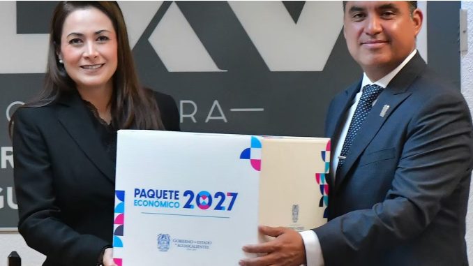 PRESUPUESTO 2027 FORTALECE SEGURIDAD, SALUD, EDUCACIÓN, MOVILIDAD Y OBRA PÚBLICA, SIN NUEVOS IMPUESTOS * La gobernadora Tere Jiménez entregó el Paquete Económico 2027 al Congreso del Estado; contempla un presupuesto de 44 mil 395 millones de pesos * El 59 por ciento se destinará a sectores prioritarios que benefician a las familias de Aguascalientes * También prevé fortalecer la competitividad, consolidar la seguridad y dar continuidad a los programas que promueven el desarrollo social En cumplimiento a lo que establece la ley, la gobernadora de Aguascalientes, Tere Jiménez, entregó al H. Congreso del Estado el Paquete Económico 2027, que contempla un presupuesto de egresos de 44 mil 395 millones de pesos, que representa un incremento de 9.3 por ciento con respecto al ejercicio 2026. “Ponemos a su consideración esta propuesta, con la certeza de que las decisiones públicas estarán a la altura del talento, los sueños y las aspiraciones de quienes confían en nosotros. Es lo que la gente espera y así responderemos”, les dijo la gobernadora a las y los diputados de la LXVI Legislatura. Destacó que el proyecto de Ley de Ingresos y Presupuesto de Egresos 2027 no contempla la creación de nuevos impuestos y establece prioridades para impulsar el desarrollo integral del estado, fortalecer la competitividad, consolidar la seguridad y dar continuidad a los programas que benefician a las familias de Aguascalientes, especialmente a mujeres, niñas, niños, jóvenes, adultos mayores y personas con discapacidad. Precisó que el 59 por ciento del presupuesto se destinará a sectores prioritarios como educación, movilidad, salud, seguridad y obra pública. Tere Jiménez detalló que en educación se proyectan 14 mil 471 millones de pesos, mil 275 millones más que en 2026, para fortalecer la calidad educativa y ampliar las oportunidades de formación con una visión global. Destacó que con los avances que se tienen en este rubro, Aguascalientes será el primer estado del país con cobertura del 100 por ciento en bachillerato. Para salud se contemplan 5 mil 324 millones de pesos, un aumento de 263 millones respecto al presupuesto de este año. De ese monto, mil 16 millones se destinarán al abasto de medicamentos, insumos médicos y otros servicios, mientras que 90 millones de pesos reforzarán el Seguro Popular Aguascalientes. Subrayó que del año 2022 al año 2027, el presupuesto destinado a salud ha aumentado 34.9 por ciento, la mayor parte proveniente de recurso estatal. En movilidad, dijo que se propone un crecimiento en el presupuesto de 56.4 por ciento, para llegar a 850 millones de pesos, 306 millones más que en 2026 para consolidar un sistema de transporte público más moderno y eficiente, con nuevas unidades mejor equipadas y más rutas. En materia de seguridad y justicia, se propone una asignación de 4 mil 56 millones de pesos, más de 227 millones adicionales respecto al ejercicio anterior. Estos recursos permitirán fortalecer las corporaciones policiales con mayor tecnología, nuevas patrullas y más policías. Para obra pública se plantea un presupuesto de mil 497 millones de pesos; al desarrollo económico y agropecuario se destinarán 918 millones, y para desarrollo social se prevén mil 35 millones de pesos. Además, los municipios recibirán 7 mil 485 millones de pesos, un 10.7 por ciento más que este año. Respecto a la Ley de Ingresos, Tere Jiménez explicó que la propuesta contempla una actualización general del 3 por ciento en importes y tarifas, conforme a la inflación prevista por el Banco de México, así como la homologación de la tasa del impuesto sobre la nómina con la media nacional. “Contamos con una planeación presupuestal orientada a seguir generando mejores oportunidades para la gente. Aguascalientes está en marcha. La continuidad de su desarrollo exige que cada Poder ejerza sus atribuciones con visión de Estado y que el diálogo se convierta en soluciones”, concluyó. A nombre del Congreso del Estado, el diputado Emanuelle Sánchez Nájera, presidente de la Mesa Directiva, recibió de manos de la gobernadora la propuesta de Ley de Ingresos y Presupuesto de Egresos 2027, la cual, dijo, será analizada minuciosamente para tomar las mejores decisiones a favor de la población. “Hoy, recibimos este paquete económico, estamos muy satisfechos con el papel que nos ha tocado desempeñar, que es el de ayudar a que las políticas públicas que de ahí han emanado, se consoliden y permitan que el día de hoy Aguascalientes mantenga un estado de vanguardia, mantenga un estatus de seguridad, mantenga un estatus de salud pública privilegiada y que mantenga un nivel de educación como en muy pocas partes del país; desde el Congreso seguiremos apoyando estos proyectos”, indicó. Por su parte, la diputada Laura Ponce, presidenta de la Comisión de Vigilancia del H. Congreso del Estado, reconoció el compromiso de la gobernadora con el desarrollo de Aguascalientes y reiteró la disposición del Poder Legislativo para mantener un diálogo institucional, respetuoso y constructivo. Dijo que el Congreso del Estado realizará el análisis del Paquete Económico 2027, privilegiando el interés público, la responsabilidad financiera y las necesidades de la sociedad. “Hoy, recibimos el Paquete Económico para el Ejercicio Fiscal 2027, un documento de gran importancia para el presente y el futuro de nuestro estado, porque detrás de cada cifra, de cada partida presupuestal y de cada propuesta de inversión, existen necesidades, expectativas y oportunidades para las familias de Aguascalientes”, finalizó. Posteriormente, la gobernadora Tere Jiménez atendió puntualmente cada una de las inquietudes, propuestas y comentarios que las y los integrantes de la LXVI Legislatura le plantearon con respecto al presupuesto del próximo año.