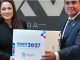 PRESUPUESTO 2027 FORTALECE SEGURIDAD, SALUD, EDUCACIÓN, MOVILIDAD Y OBRA PÚBLICA, SIN NUEVOS IMPUESTOS * La gobernadora Tere Jiménez entregó el Paquete Económico 2027 al Congreso del Estado; contempla un presupuesto de 44 mil 395 millones de pesos * El 59 por ciento se destinará a sectores prioritarios que benefician a las familias de Aguascalientes * También prevé fortalecer la competitividad, consolidar la seguridad y dar continuidad a los programas que promueven el desarrollo social En cumplimiento a lo que establece la ley, la gobernadora de Aguascalientes, Tere Jiménez, entregó al H. Congreso del Estado el Paquete Económico 2027, que contempla un presupuesto de egresos de 44 mil 395 millones de pesos, que representa un incremento de 9.3 por ciento con respecto al ejercicio 2026. “Ponemos a su consideración esta propuesta, con la certeza de que las decisiones públicas estarán a la altura del talento, los sueños y las aspiraciones de quienes confían en nosotros. Es lo que la gente espera y así responderemos”, les dijo la gobernadora a las y los diputados de la LXVI Legislatura. Destacó que el proyecto de Ley de Ingresos y Presupuesto de Egresos 2027 no contempla la creación de nuevos impuestos y establece prioridades para impulsar el desarrollo integral del estado, fortalecer la competitividad, consolidar la seguridad y dar continuidad a los programas que benefician a las familias de Aguascalientes, especialmente a mujeres, niñas, niños, jóvenes, adultos mayores y personas con discapacidad. Precisó que el 59 por ciento del presupuesto se destinará a sectores prioritarios como educación, movilidad, salud, seguridad y obra pública. Tere Jiménez detalló que en educación se proyectan 14 mil 471 millones de pesos, mil 275 millones más que en 2026, para fortalecer la calidad educativa y ampliar las oportunidades de formación con una visión global. Destacó que con los avances que se tienen en este rubro, Aguascalientes será el primer estado del país con cobertura del 100 por ciento en bachillerato. Para salud se contemplan 5 mil 324 millones de pesos, un aumento de 263 millones respecto al presupuesto de este año. De ese monto, mil 16 millones se destinarán al abasto de medicamentos, insumos médicos y otros servicios, mientras que 90 millones de pesos reforzarán el Seguro Popular Aguascalientes. Subrayó que del año 2022 al año 2027, el presupuesto destinado a salud ha aumentado 34.9 por ciento, la mayor parte proveniente de recurso estatal. En movilidad, dijo que se propone un crecimiento en el presupuesto de 56.4 por ciento, para llegar a 850 millones de pesos, 306 millones más que en 2026 para consolidar un sistema de transporte público más moderno y eficiente, con nuevas unidades mejor equipadas y más rutas. En materia de seguridad y justicia, se propone una asignación de 4 mil 56 millones de pesos, más de 227 millones adicionales respecto al ejercicio anterior. Estos recursos permitirán fortalecer las corporaciones policiales con mayor tecnología, nuevas patrullas y más policías. Para obra pública se plantea un presupuesto de mil 497 millones de pesos; al desarrollo económico y agropecuario se destinarán 918 millones, y para desarrollo social se prevén mil 35 millones de pesos. Además, los municipios recibirán 7 mil 485 millones de pesos, un 10.7 por ciento más que este año. Respecto a la Ley de Ingresos, Tere Jiménez explicó que la propuesta contempla una actualización general del 3 por ciento en importes y tarifas, conforme a la inflación prevista por el Banco de México, así como la homologación de la tasa del impuesto sobre la nómina con la media nacional. “Contamos con una planeación presupuestal orientada a seguir generando mejores oportunidades para la gente. Aguascalientes está en marcha. La continuidad de su desarrollo exige que cada Poder ejerza sus atribuciones con visión de Estado y que el diálogo se convierta en soluciones”, concluyó. A nombre del Congreso del Estado, el diputado Emanuelle Sánchez Nájera, presidente de la Mesa Directiva, recibió de manos de la gobernadora la propuesta de Ley de Ingresos y Presupuesto de Egresos 2027, la cual, dijo, será analizada minuciosamente para tomar las mejores decisiones a favor de la población. “Hoy, recibimos este paquete económico, estamos muy satisfechos con el papel que nos ha tocado desempeñar, que es el de ayudar a que las políticas públicas que de ahí han emanado, se consoliden y permitan que el día de hoy Aguascalientes mantenga un estado de vanguardia, mantenga un estatus de seguridad, mantenga un estatus de salud pública privilegiada y que mantenga un nivel de educación como en muy pocas partes del país; desde el Congreso seguiremos apoyando estos proyectos”, indicó. Por su parte, la diputada Laura Ponce, presidenta de la Comisión de Vigilancia del H. Congreso del Estado, reconoció el compromiso de la gobernadora con el desarrollo de Aguascalientes y reiteró la disposición del Poder Legislativo para mantener un diálogo institucional, respetuoso y constructivo. Dijo que el Congreso del Estado realizará el análisis del Paquete Económico 2027, privilegiando el interés público, la responsabilidad financiera y las necesidades de la sociedad. “Hoy, recibimos el Paquete Económico para el Ejercicio Fiscal 2027, un documento de gran importancia para el presente y el futuro de nuestro estado, porque detrás de cada cifra, de cada partida presupuestal y de cada propuesta de inversión, existen necesidades, expectativas y oportunidades para las familias de Aguascalientes”, finalizó. Posteriormente, la gobernadora Tere Jiménez atendió puntualmente cada una de las inquietudes, propuestas y comentarios que las y los integrantes de la LXVI Legislatura le plantearon con respecto al presupuesto del próximo año.