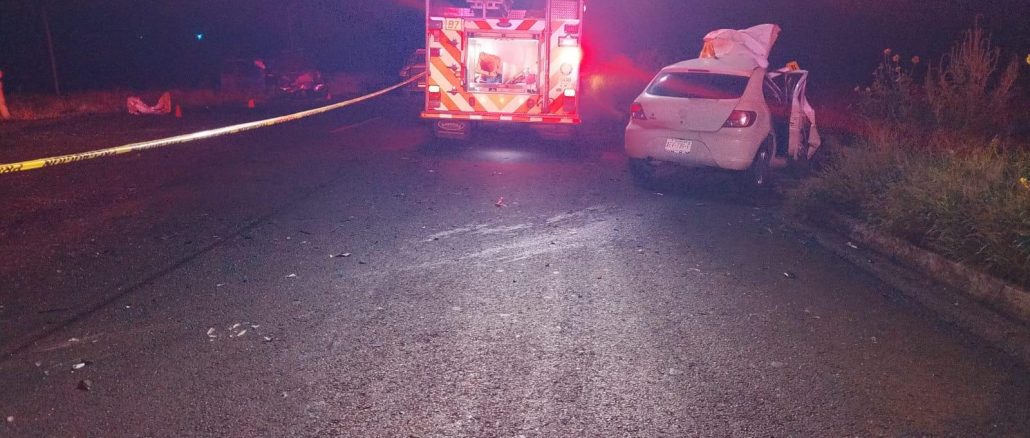 Bomberos del Estado acuden al rescate de dos personas que perdieron la vida en un accidente registrado en los primeros minutos de este domingo