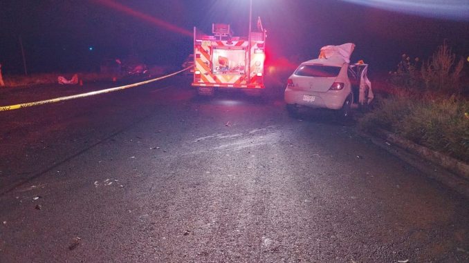 Bomberos del Estado acuden al rescate de dos personas que perdieron la vida en un accidente registrado en los primeros minutos de este domingo