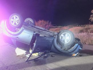 Policía Vial atiende hecho de tránsito contra objeto fijo con posterior volcadura en Pensadores Mexicanos