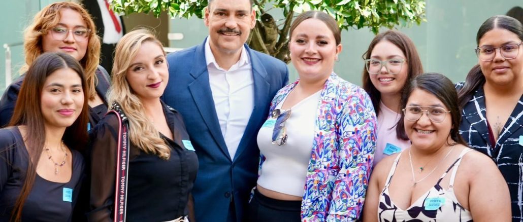 Toño Martín del Campo recibe a estudiantes de Calvillo en el Senado