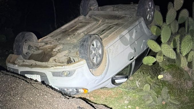 Policías Estatales intervienen en accidente tipo choque volcadura sobre la terracería a la comunidad de Santa Rosa, El Llano