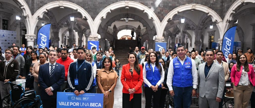 Tere Jiménez y Fundación TELMEX-TELCEL entregan becas, equipos y apoyo a estudiantes, adultos mayores y personas con discapacidad