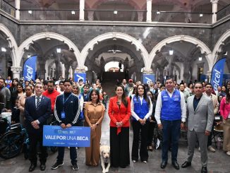 Tere Jiménez y Fundación TELMEX-TELCEL entregan becas, equipos y apoyo a estudiantes, adultos mayores y personas con discapacidad