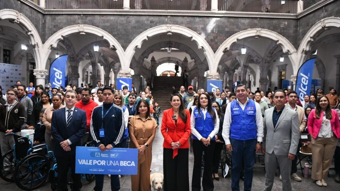 Tere Jiménez y Fundación TELMEX-TELCEL entregan becas, equipos y apoyo a estudiantes, adultos mayores y personas con discapacidad