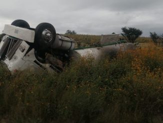 Policías Estatales intervienen accidente de camión tipo cisterna volcado en a carretera estatal 60, sin reporte de lesionados