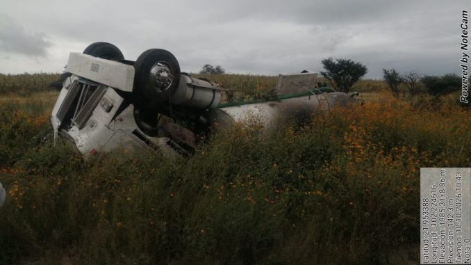 Policías Estatales intervienen accidente de camión tipo cisterna volcado en a carretera estatal 60, sin reporte de lesionados