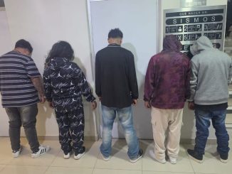Cinco personas fueron detenidas por Elementos de la Policía Estatal, luego de ser señaladas como presuntas responsables de robo domiciliario con violencia en la colonia Ojo de Agua