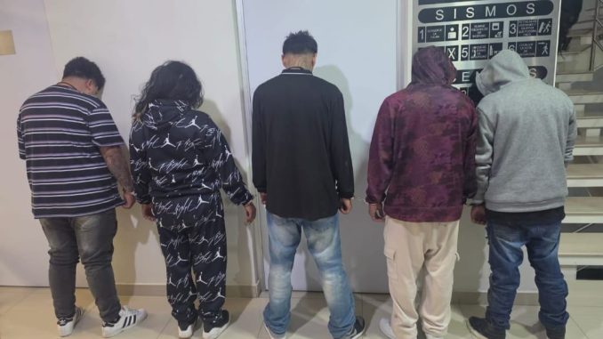 Cinco personas fueron detenidas por Elementos de la Policía Estatal, luego de ser señaladas como presuntas responsables de robo domiciliario con violencia en la colonia Ojo de Agua