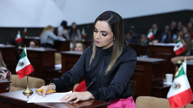 Diputada Ana Gómez exhibe inconsistencias en cifras de salud y exige respuestas durante comparecencia del Secretario Rubén Galaviz