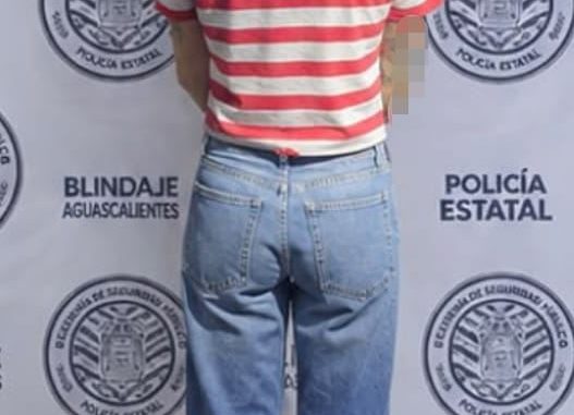 Policías Estatales detuvieron a una mujer que tenía en su poder envoltorios con hierba verde al parecer marihuana