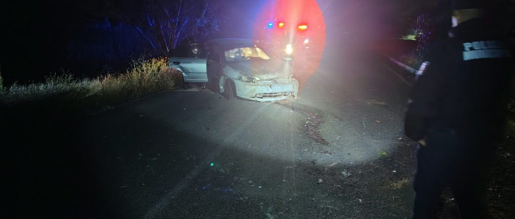 Policías Estatales de Carreteras intervienen choque contra camellón central y un señalamiento vertical en el Municipio de El Llano