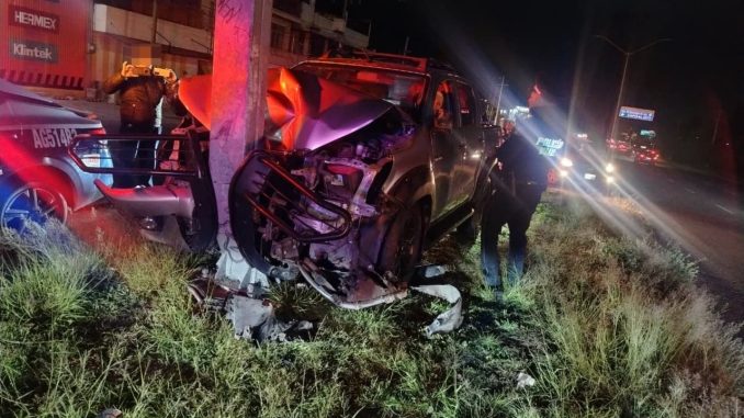 Policía Vial atiende choque contra objeto fijo en el fraccionamiento Solidaridad I