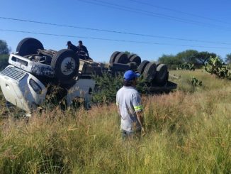 Policías Estatales de carreteras intervienen reporte de accidente en la carretera estatal 67 tipo salida de camino de camión de carga tipo plataforma