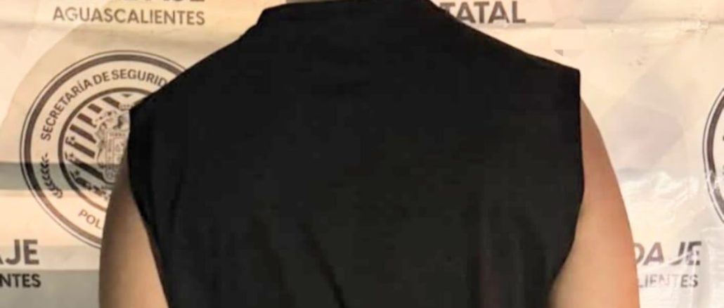 Policías Estatales sorprenden a sujeto que pretendía abrir un auto para robarlo y tras persecución fue detenido