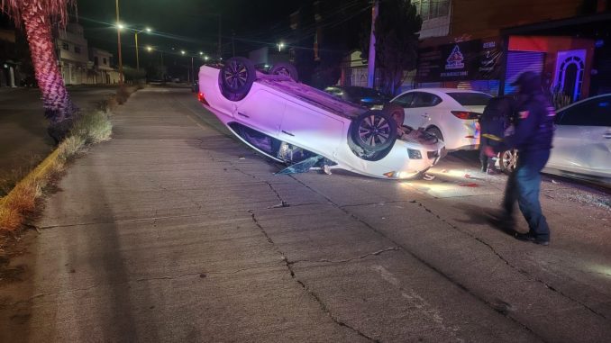 Policía Vial atiende choque contra vehículos estacionados y posterior volcadura en Jardines del Sol