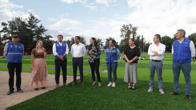 Supervisa Leo Montañez creación de cancha de pasto sintético de medidas profesionales en la López Portillo