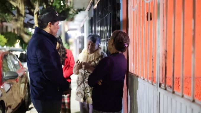 Visita Leo Montañez a vecinos de la Soberana Convención
